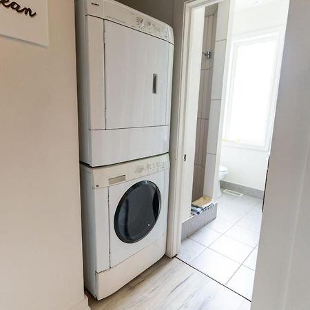 Modern 1 Bedroom Apartment With In-Suite Laundry Hamilton Bagian luar foto