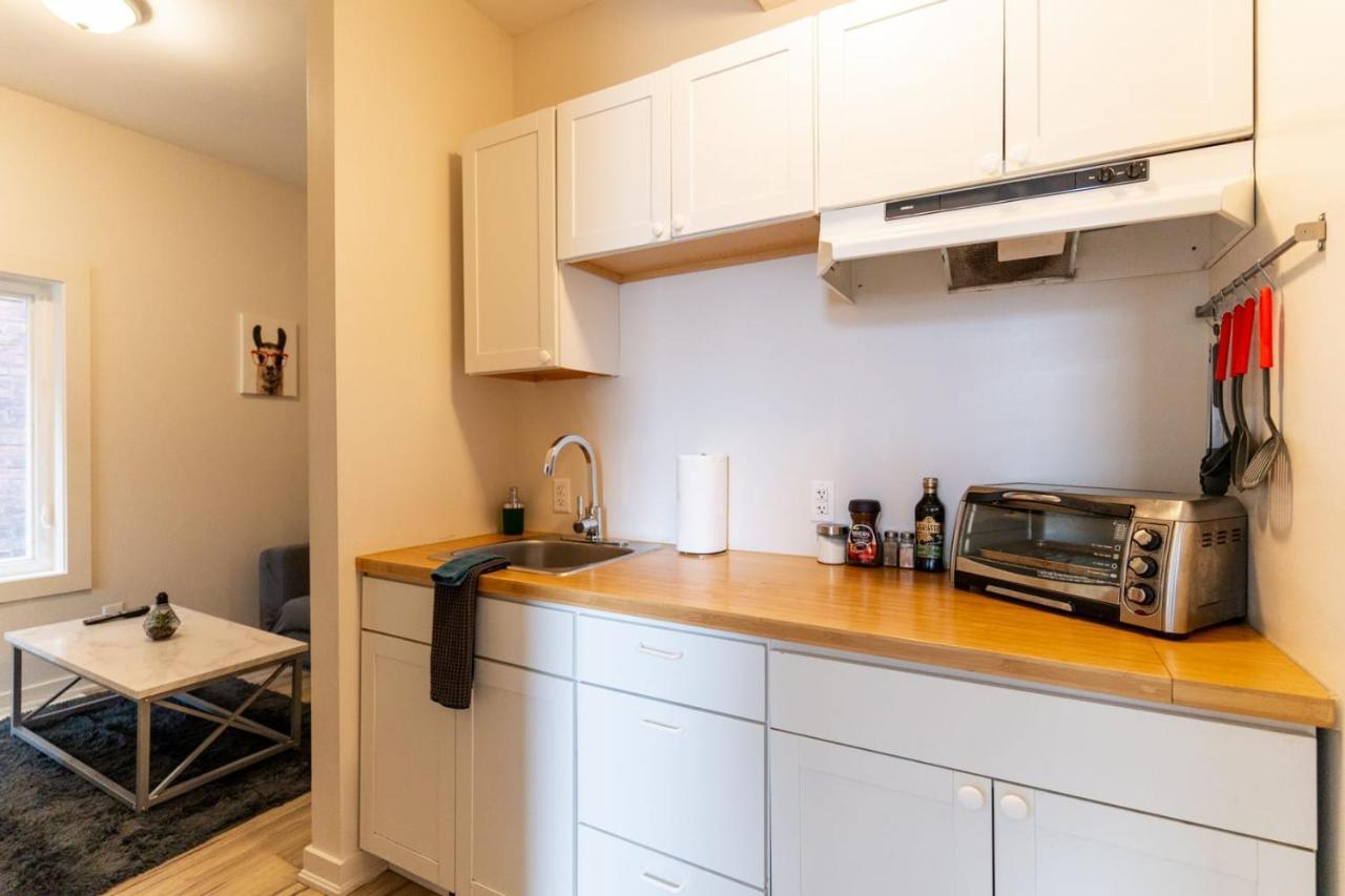 Modern 1 Bedroom Apartment With In-Suite Laundry Hamilton Bagian luar foto
