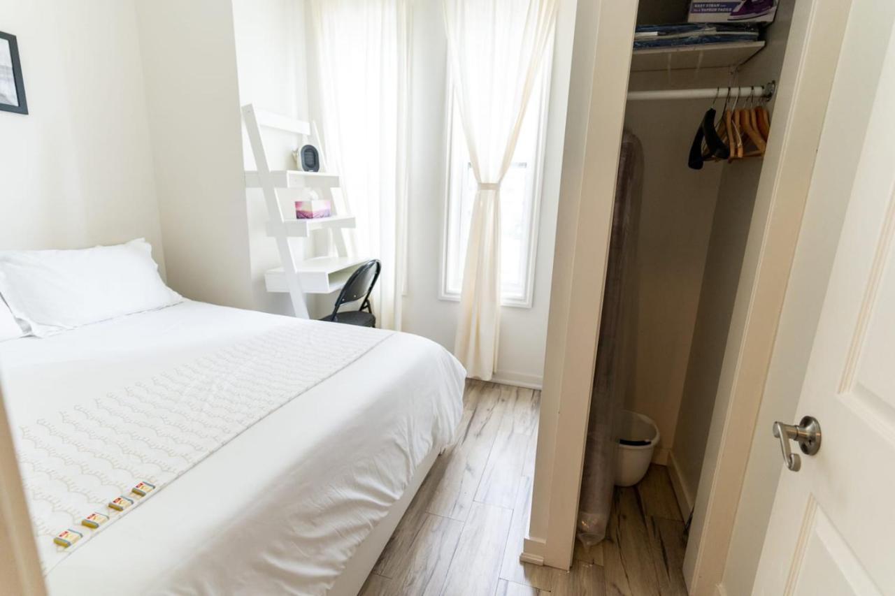 Modern 1 Bedroom Apartment With In-Suite Laundry Hamilton Bagian luar foto